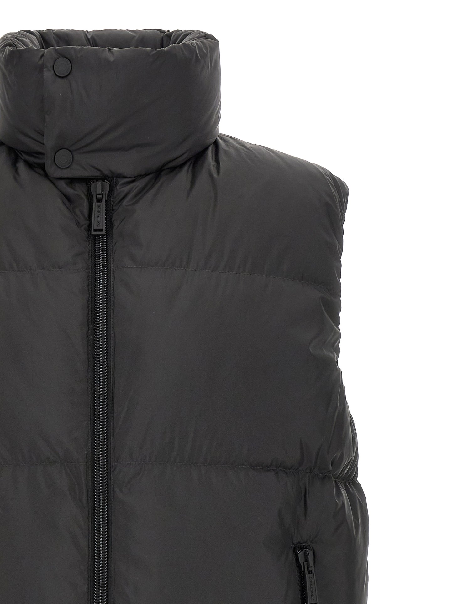 Vest by Dsquared² for men in polyester & feathers black features a enviable silhouette, elegantly detailed with a enviable high-neck neckline and functional pockets & insulated for a enviable finish.
