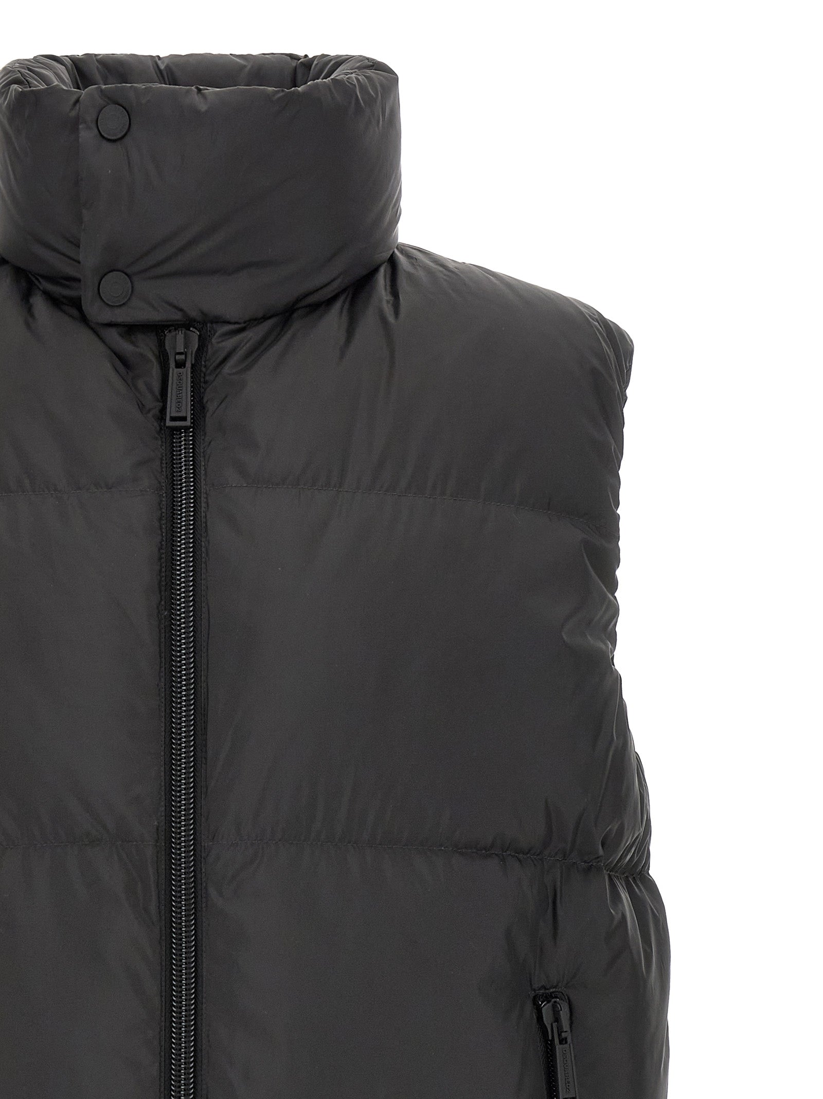 Vest by Dsquared² for men in polyester & feathers black features a enviable silhouette, elegantly detailed with a enviable high-neck neckline and functional pockets & insulated for a enviable finish.