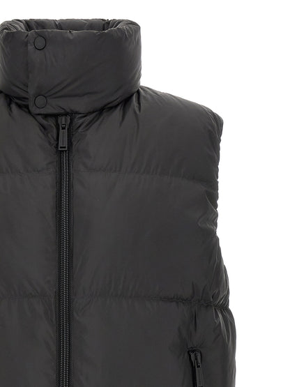 Vest by Dsquared² for men in polyester & feathers black features a enviable silhouette, elegantly detailed with a enviable high-neck neckline and functional pockets & insulated for a enviable finish.