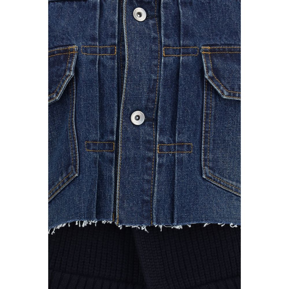 This Trucker Jacket by Sacai for women in wool & cotton denim blue exhibits a edgy silhouette, meticulously detailed with functional pockets & insulated and a edgy for a edgy finish.