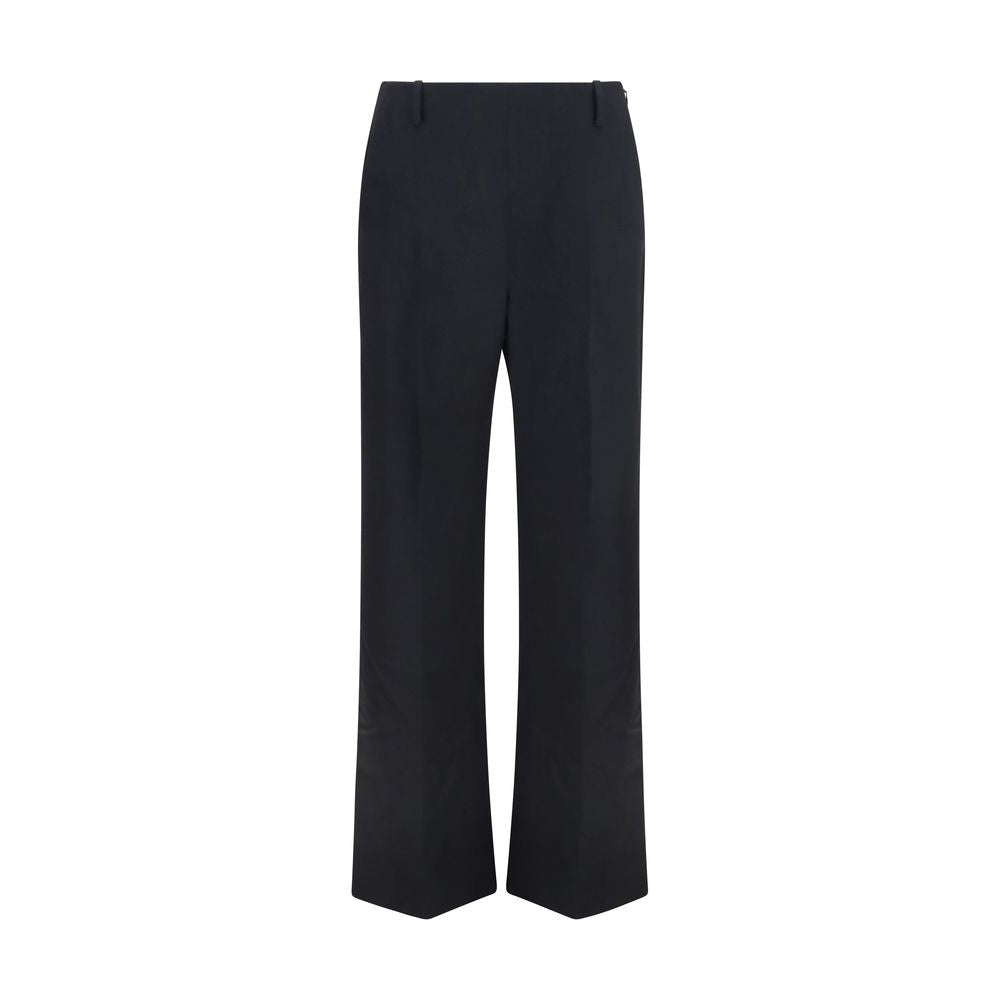Casual Pants by Khaite for women in linen & polyester black features an sophisticated and regular-fit with a precise long, creating a sophisticated and sophisticated silhouette.