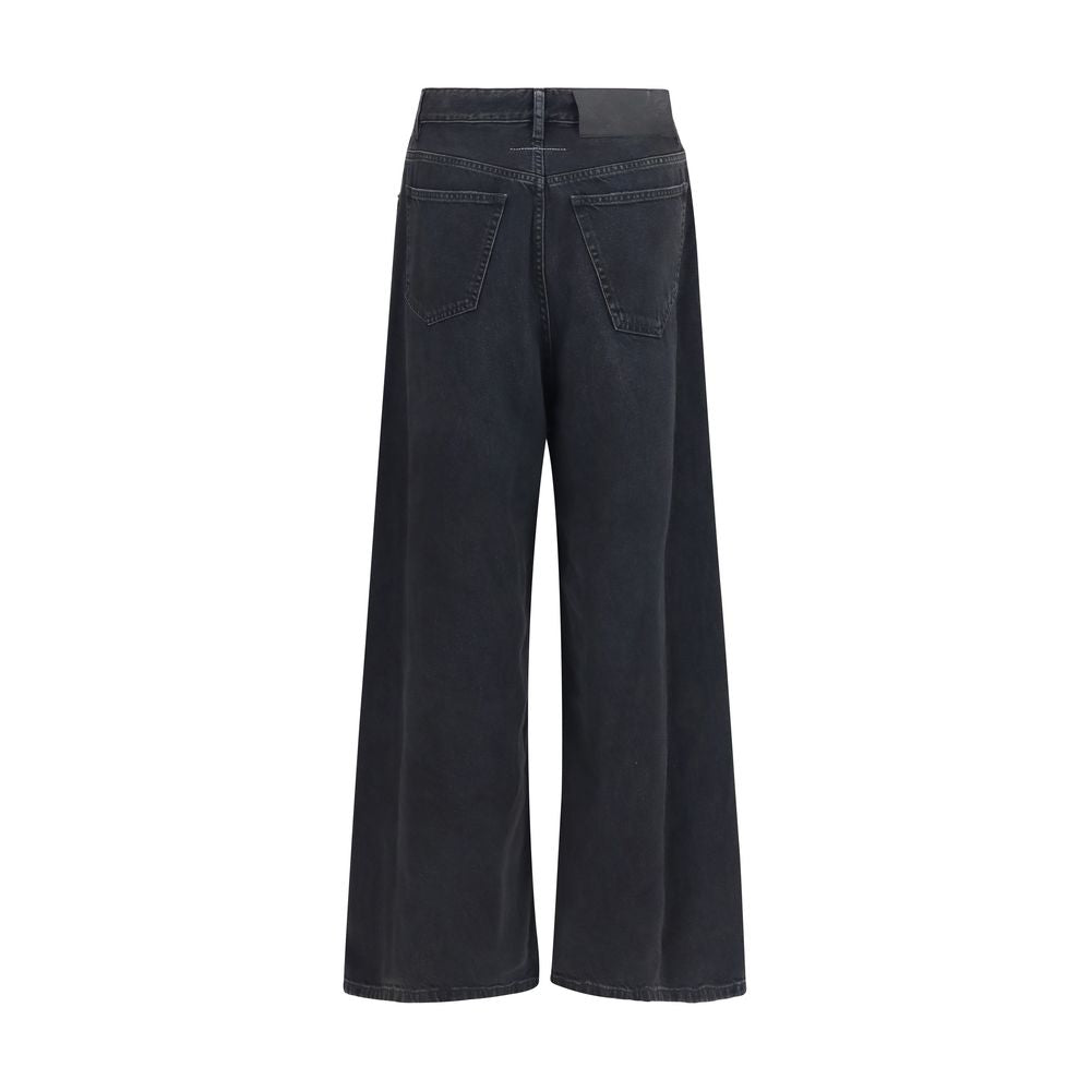 Jeans by MM6 for women in stretch denim cotton black features an sophisticated low rise and straight-leg, relaxed-fit & regular-fit with a precise long, creating a sophisticated and sophisticated silhouette.