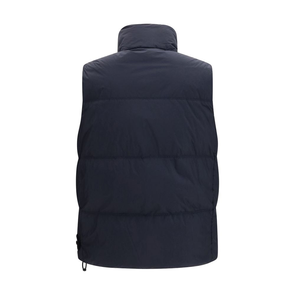 Vest by Stone Island for men in nylon resin duck & goose down blue & signature features a enviable silhouette, elegantly detailed with a enviable stand-collar neckline and functional lightweight, pockets & insulated for a enviable finish.