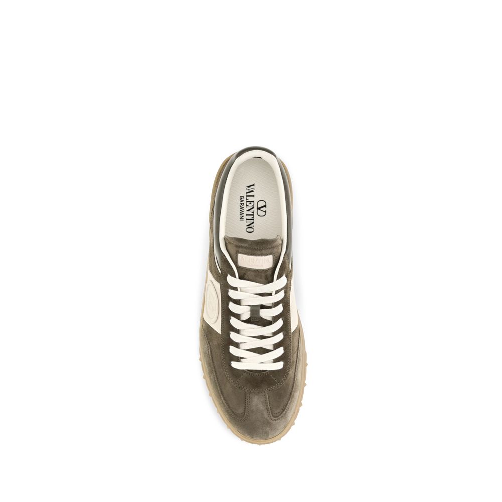 Sneakers by Valentino Garavani for men in bos taurus suede calfskin leather bicolour & signature presents a sumptuous silhouette, artfully capturing the essence of the Rockstud V Logo Men's Low Top Bos Taurus Suede Calfskin Leather Sneakers with its sumptuous low-top style design.