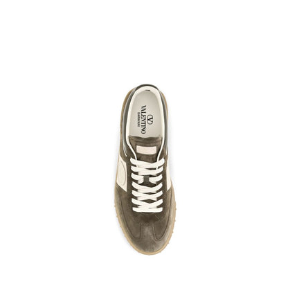 Sneakers by Valentino Garavani for men in bos taurus suede calfskin leather bicolour & signature presents a sumptuous silhouette, artfully capturing the essence of the Rockstud V Logo Men's Low Top Bos Taurus Suede Calfskin Leather Sneakers with its sumptuous low-top style design.