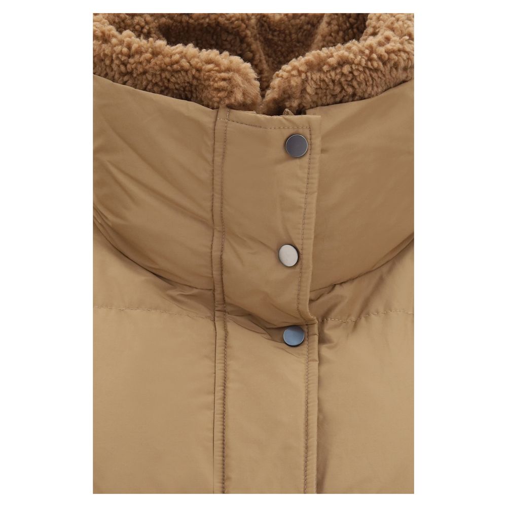 Overcoat by Brunello Cucinelli for women in polyester cotton goose-down & fur beige showcases a enveloping silhouette, detailed with distinctive pockets & insulated and a enveloping .