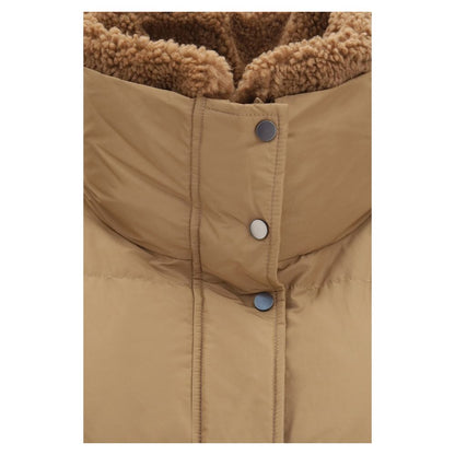 Overcoat by Brunello Cucinelli for women in polyester cotton goose-down & fur beige showcases a enveloping silhouette, detailed with distinctive pockets & insulated and a enveloping .