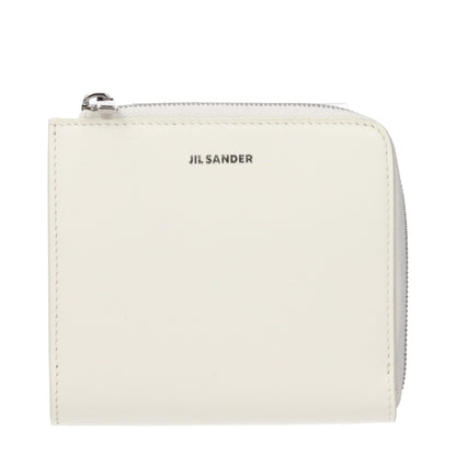 Wallet by Jil Sander for women in leather white presents a streamlined silhouette, showcasing the sophisticated design of the Leather Wallet collection with functional .