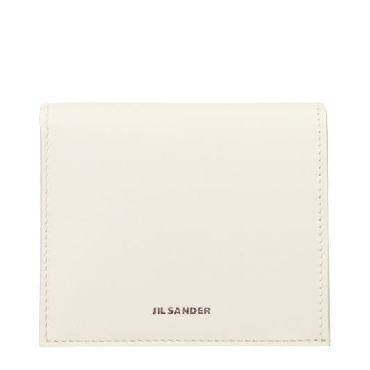Wallet by Jil Sander for women in leather white showcases a distinguished silhouette, artfully capturing the essence of the distinguished Leather Wallet design with functional .