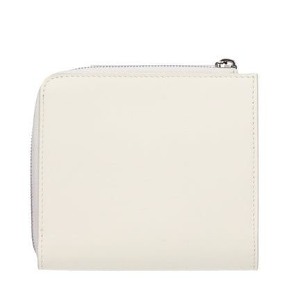 Wallet by Jil Sander for women in leather white showcases a distinguished silhouette, artfully capturing the essence of the distinguished Leather Wallet design with functional .