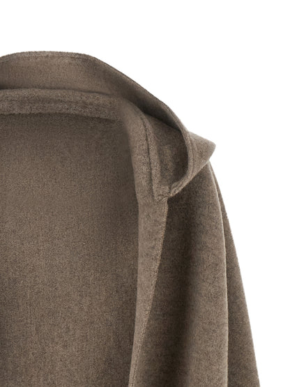 Hooded Scarf by Brunello Cucinelli for women in cashmere brown, hazelnut & signature showcases a on trend silhouette, artfully capturing the on trend essence of the Cashmere Hooded Scarf design with a sophisticated finish.