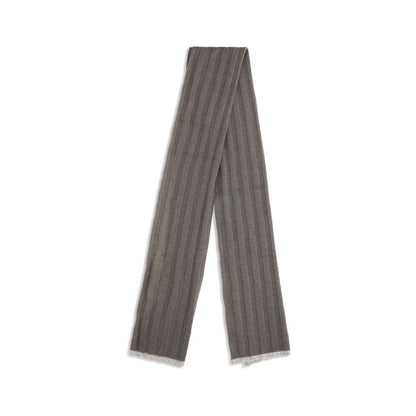 Scarf by Brunello Cucinelli for men in cashmere & capra leather brown presents a cosy silhouette, artfully capturing the sophisticated design and premium aesthetic of the Cashmere & Capra Leather Scarf.
