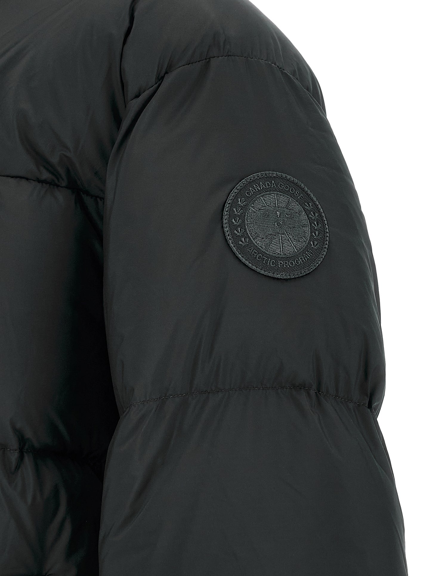 This Puffer Jacket by Canada Goose for men in polyamide black exhibits a edgy silhouette, meticulously detailed with functional insulated and a edgy for a edgy finish.