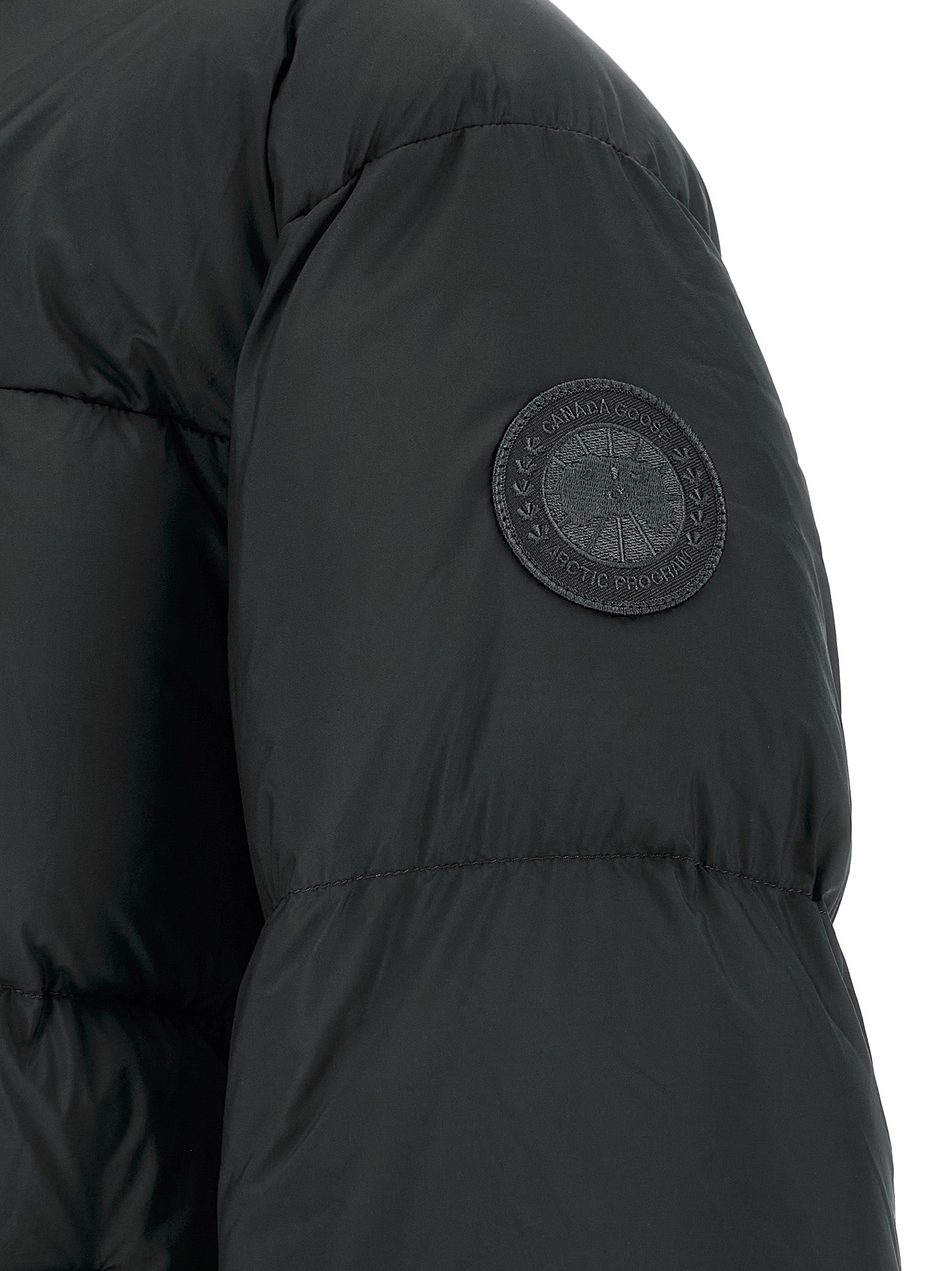 This Puffer Jacket by Canada Goose for men in polyamide black exhibits a edgy silhouette, meticulously detailed with functional insulated and a edgy for a edgy finish.