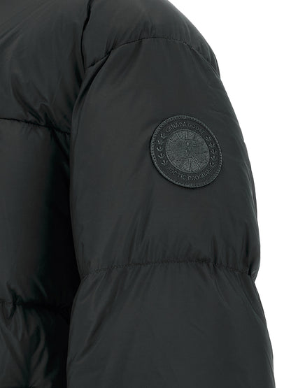 This Puffer Jacket by Canada Goose for men in polyamide black exhibits a edgy silhouette, meticulously detailed with functional insulated and a edgy for a edgy finish.