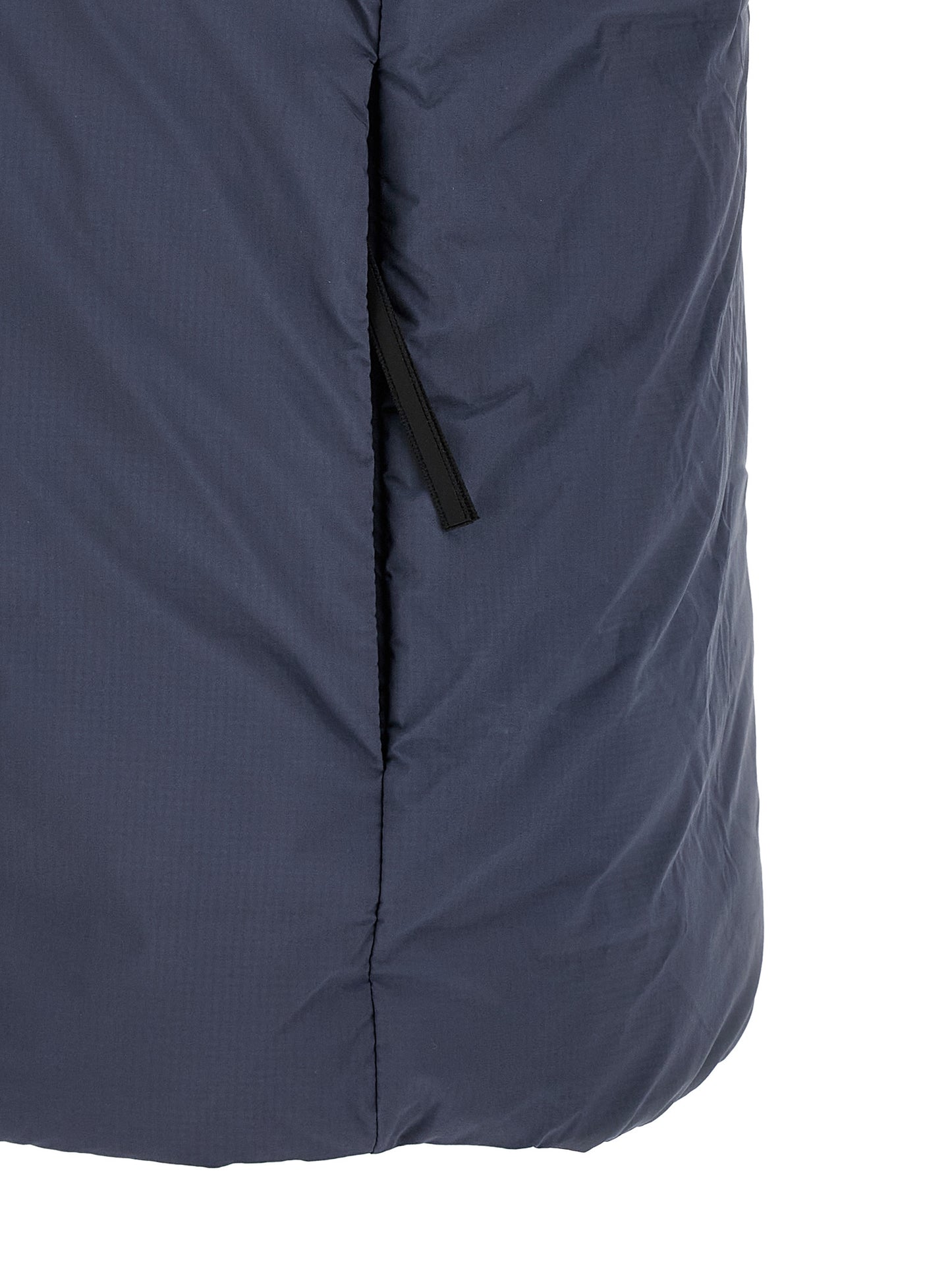 Vest by Canada Goose for men in polyamide black & dark-blue features an contemporary silhouette, showcasing refined and a contemporary for a sophisticated layered look.
