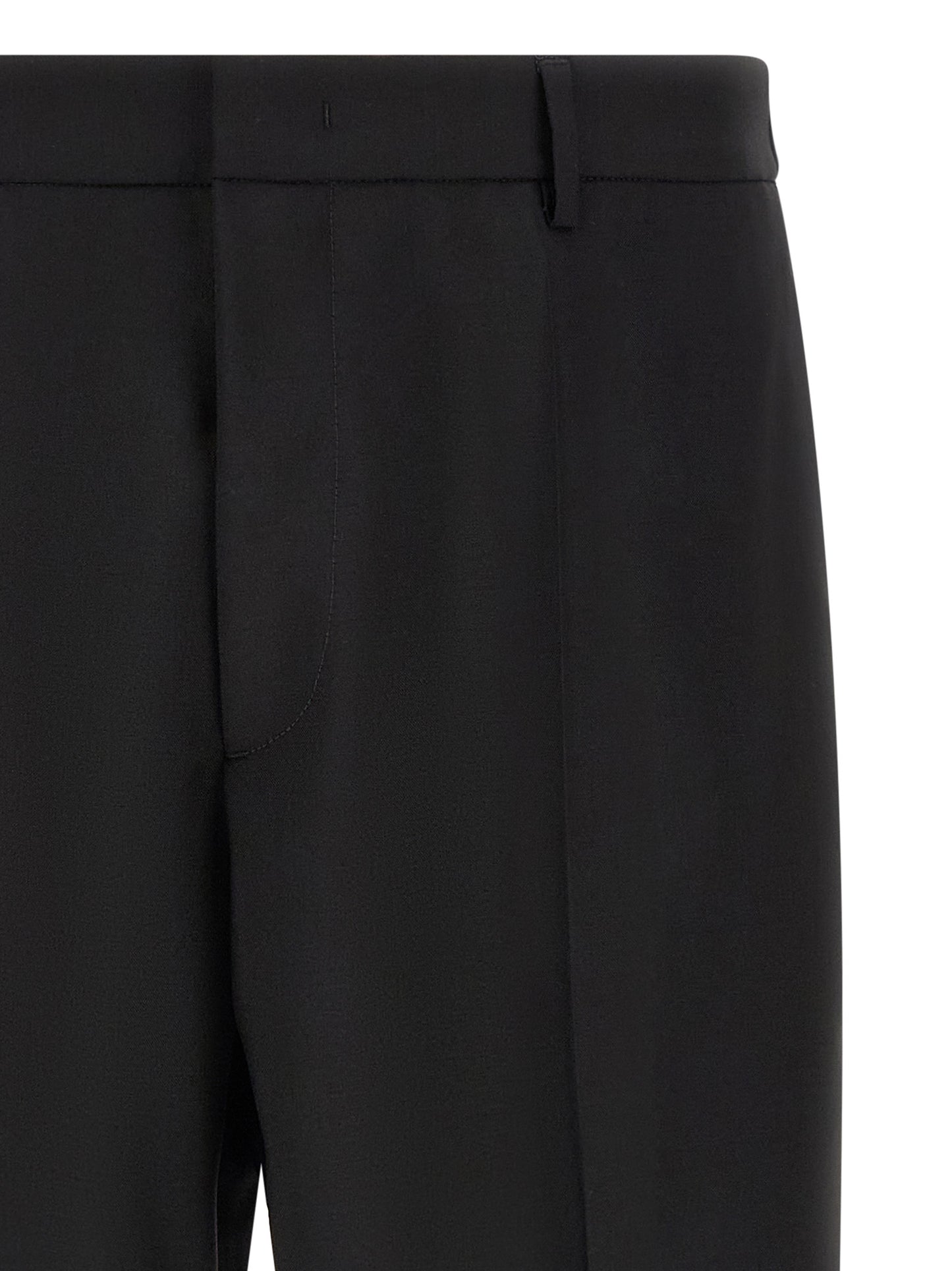 Trousers by Jil Sander for men in mohair & virgin wool black presents a perennial silhouette, meticulously tailored with a cropped cut, cropped finish, and an elegant .
