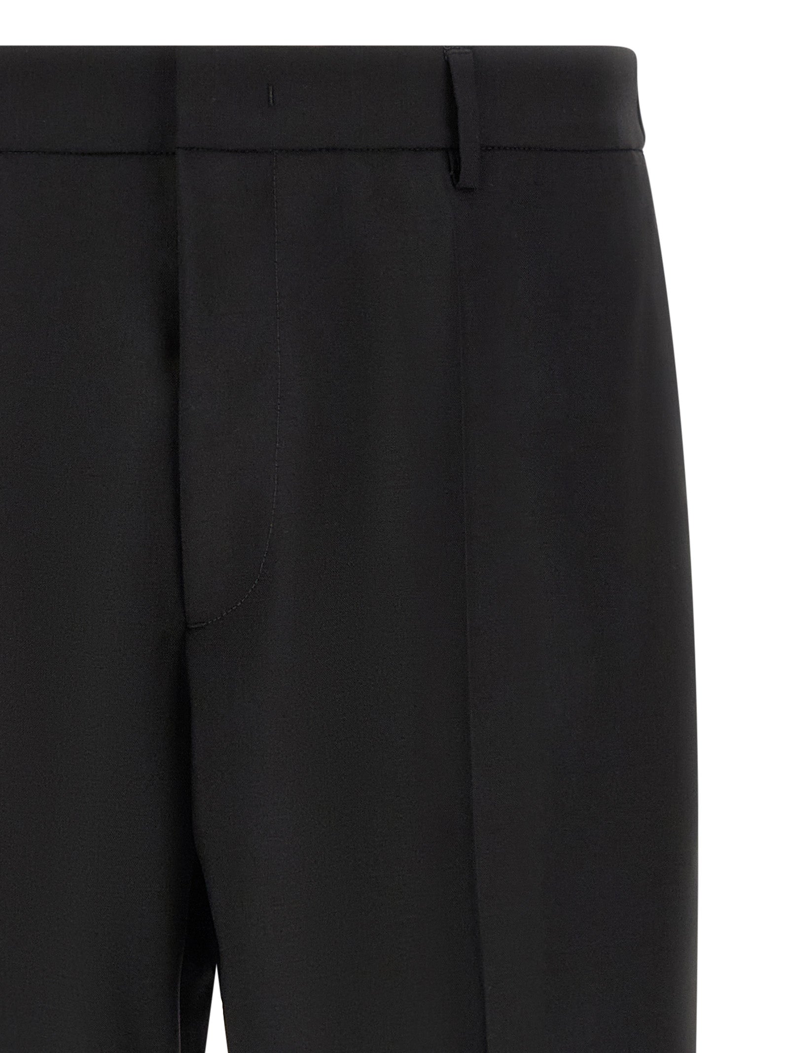 Trousers by Jil Sander for men in mohair & virgin wool black presents a perennial silhouette, meticulously tailored with a cropped cut, cropped finish, and an elegant .