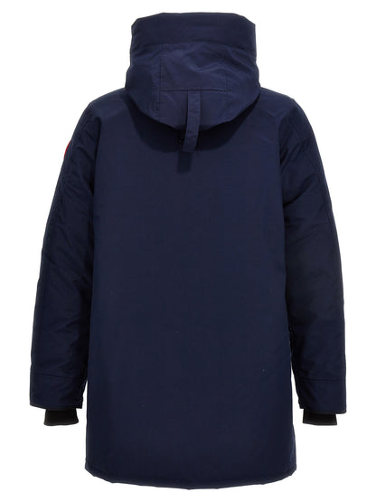 This Hooded Parka by Canada Goose for men in plush poly cotton & cordura blue presents a utilitarian silhouette, meticulously detailed with hooded and a utilitarian hooded high-neck neckline for a sophisticated, weather-ready look.