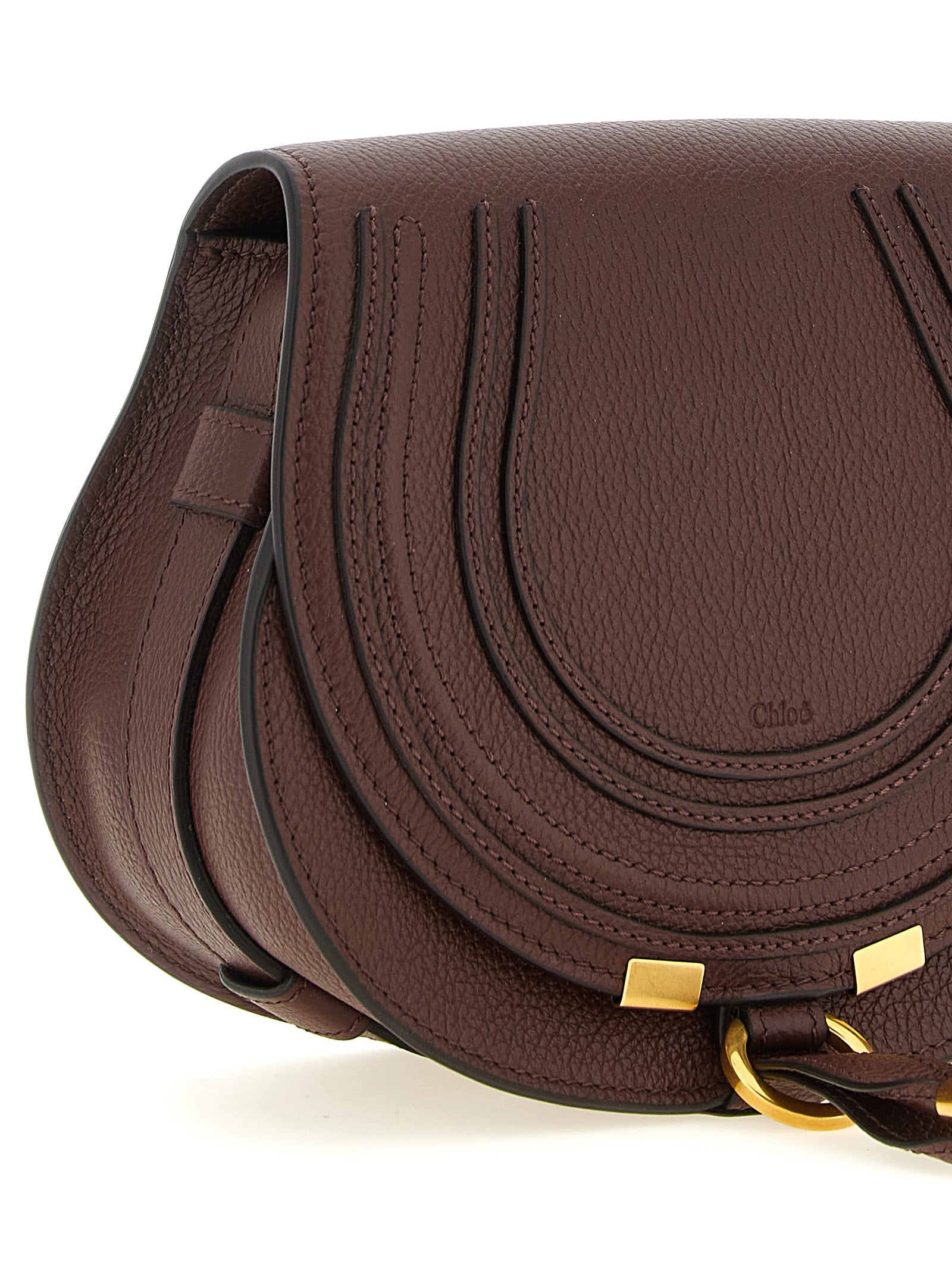 Crossbody Saddle Handbag by Chloé for women in linen & bos taurus calfskin leather brown & gold features an multi-faceted design with a secure , ample , and versatile crossbody-strap, shoulder-strap & adjustable-strap for a multi-faceted finish.