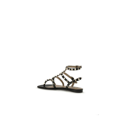 Flat Sandals by Valentino Garavani for women in bos taurus calf leather black features an architectural design from the Rockstud Women's Bos Taurus Calf Leather Flat Sandals collection, defined by a architectural flat and for a architectural finish.