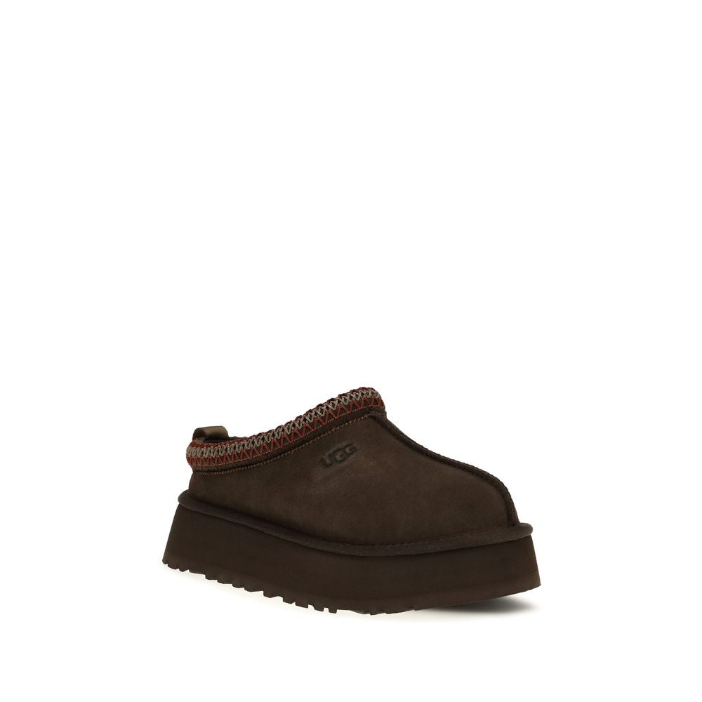 Mules Flat Shoes by UGG for women in eva polyester suede leather brown, natural & signature showcases a enchanting silhouette as part of the Women's EVA Polyester Suede Leather Mules Flat Shoes collection, defined by a enchanting and for a enchanting look.