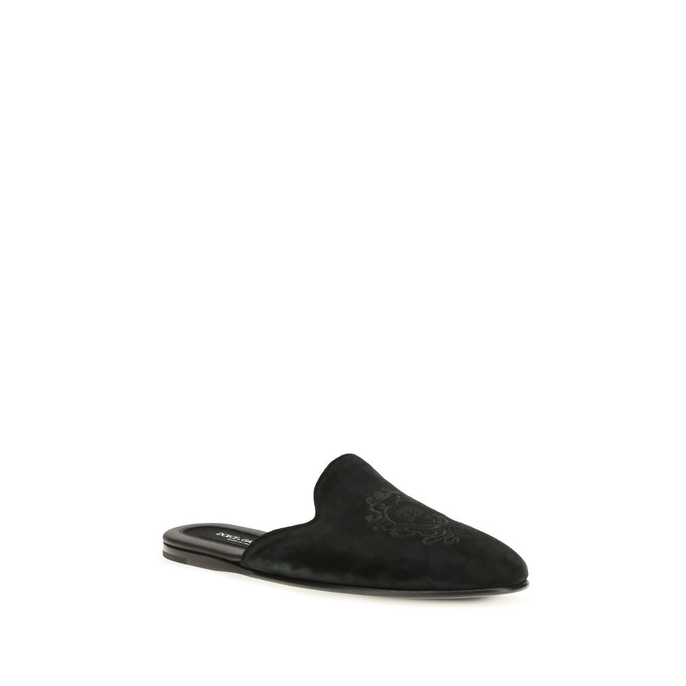 Flat Mule Mules Slip-On Shoes by Dolce & Gabbana for men in bos taurus calfskin leather & tu black showcases a timeless silhouette from the Men's Bos Taurus Calfskin Leather & TU Flat Mule Mules Slip-On Shoes collection, featuring a timeless flat and for a timeless finish.
