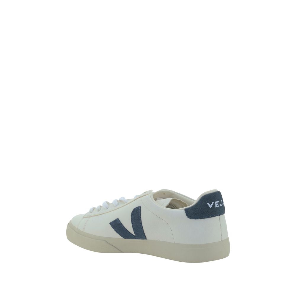 Sneakers by Veja for men in bos taurus calf leather white presents a sumptuous silhouette, artfully capturing the essence of the Men's Fashion Bos Taurus Calf Leather Sneakers with its sumptuous fashion style design.