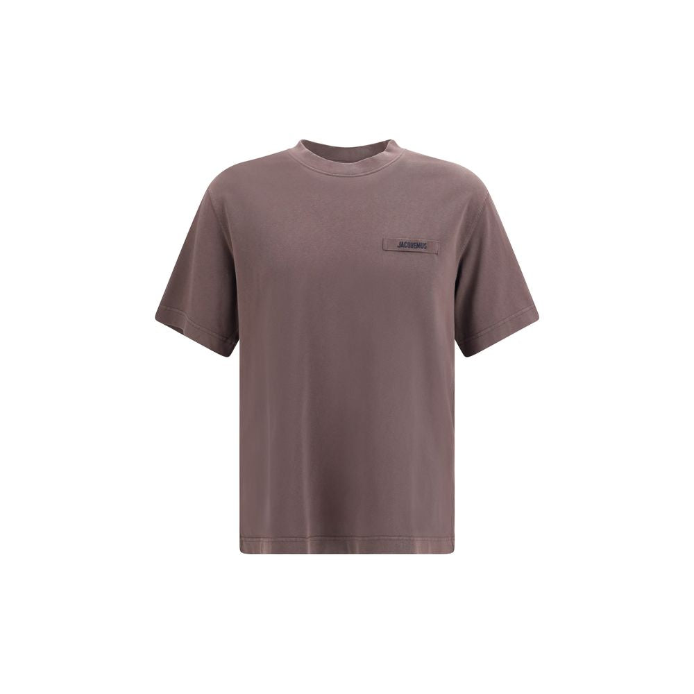 T-Shirt by Jacquemus for men in cotton brown & monogram features an edgy silhouette, meticulously detailed with a sophisticated and crew neckline for a truly edgy finish.