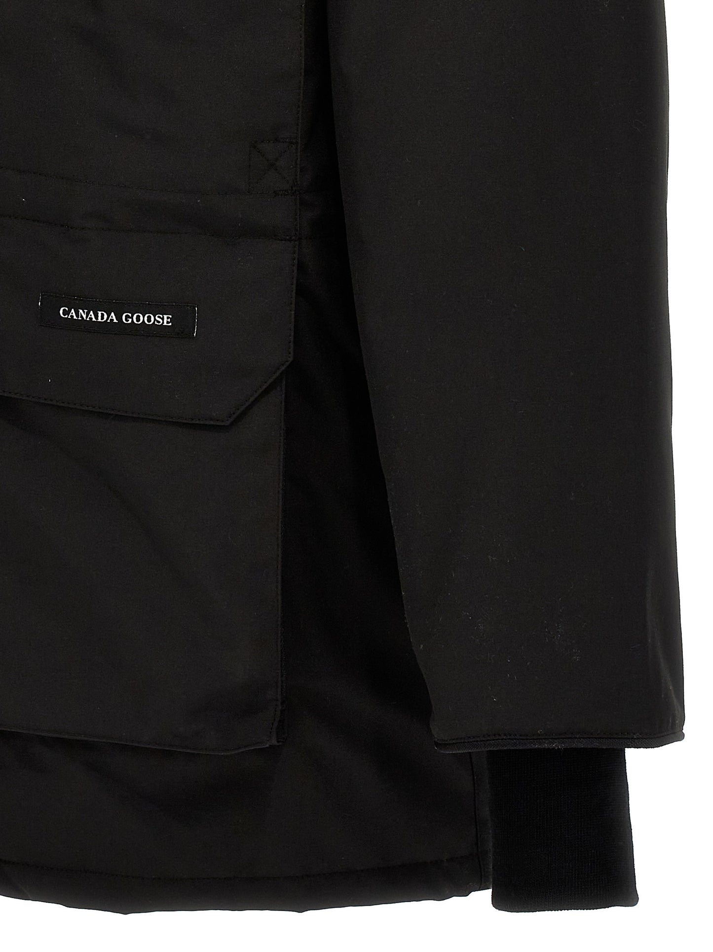 This Hooded Parka by Canada Goose for men in cotton polyester black presents a utilitarian silhouette, meticulously detailed with insulated & hooded and a utilitarian for a sophisticated, weather-ready look.