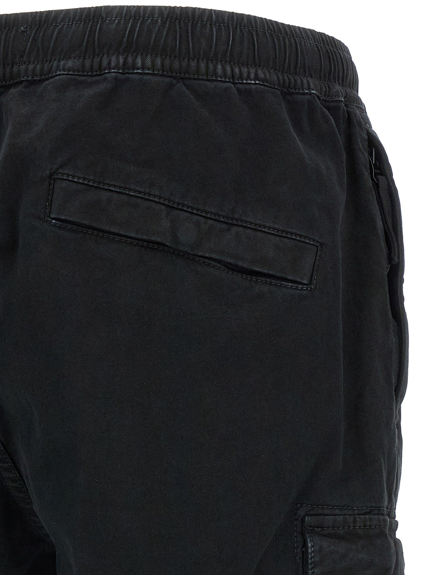 Cargo Pants by Stone Island for men in stretch cotton twill black & signature features an stylish tapered-leg with a long and , expertly finished with stylish utility detailing.