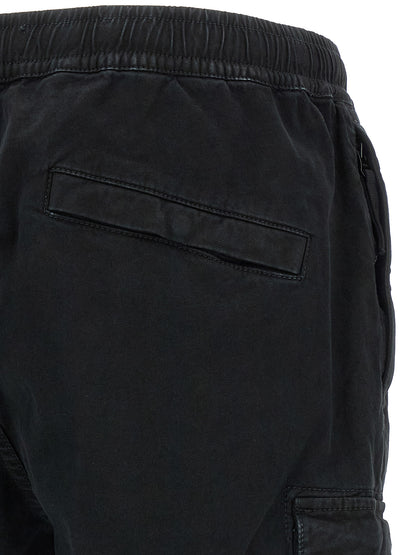 Cargo Pants by Stone Island for men in stretch cotton twill black & signature features an stylish tapered-leg with a long and , expertly finished with stylish utility detailing.