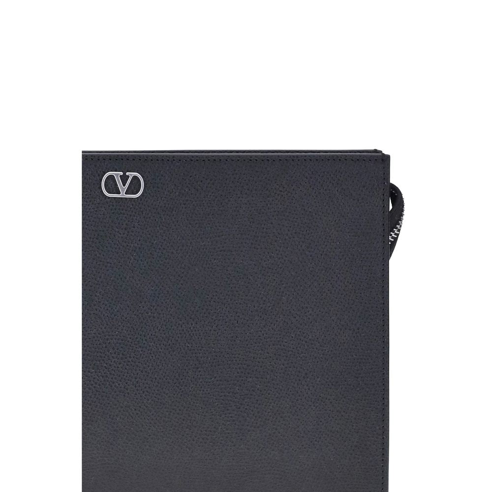 Cardholder Wallet by Valentino Garavani for men in bos taurus calfskin leather & palladium black, palladium & signature showcases a discerning silhouette, artfully capturing the essence of V Logo Bos Taurus Calfskin Leather & Palladium Cardholder Wallet with its functional card-organization.