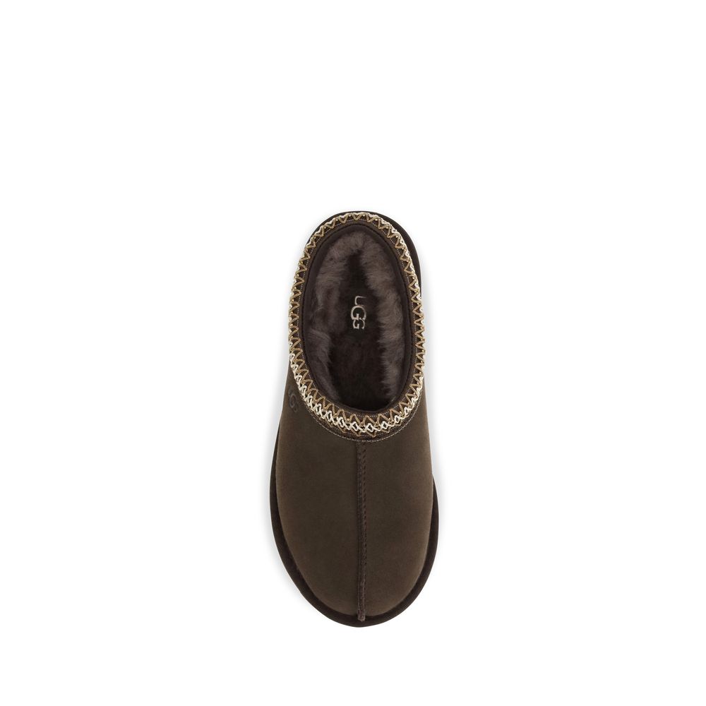 Mules Flat Shoes by UGG for women in eva polyester suede leather brown & signature showcases a enchanting silhouette as part of the Women's EVA Polyester Suede Leather Mules Flat Shoes collection, defined by a enchanting and for a enchanting look.