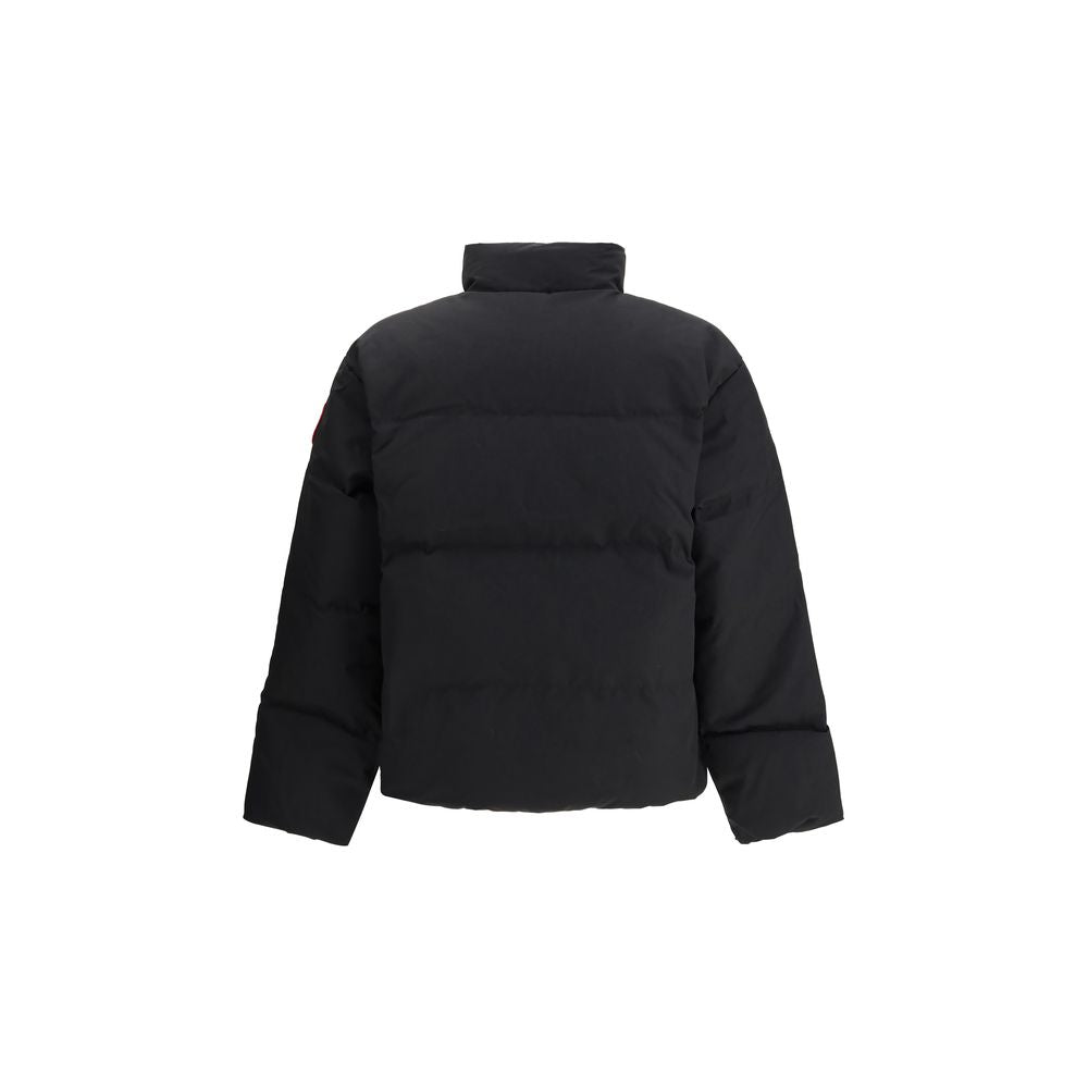 This Parka by Canada Goose for men in cotton polyester black presents a utilitarian silhouette, meticulously detailed with pockets and a utilitarian for a sophisticated, weather-ready look.