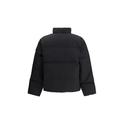 This Parka by Canada Goose for men in cotton polyester black presents a utilitarian silhouette, meticulously detailed with pockets and a utilitarian for a sophisticated, weather-ready look.