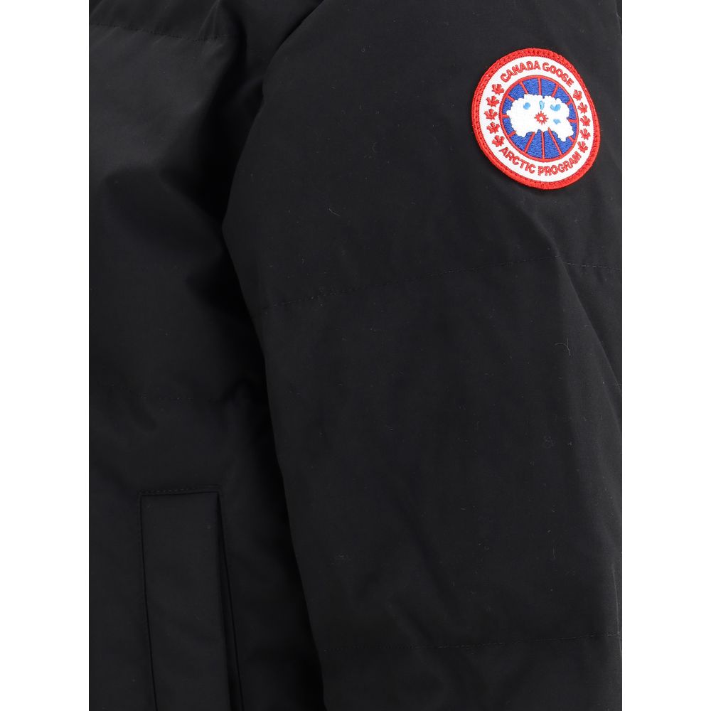 This Parka by Canada Goose for men in cotton polyester black presents a enveloping silhouette, meticulously detailed with pockets and a enveloping .