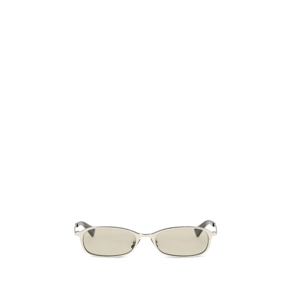 This Sunglasses by Saint Laurent for women in bos taurus calfskin leather silver presents a sumptuous silhouette, showcasing a sumptuous in silver coloured frame and high-performance .