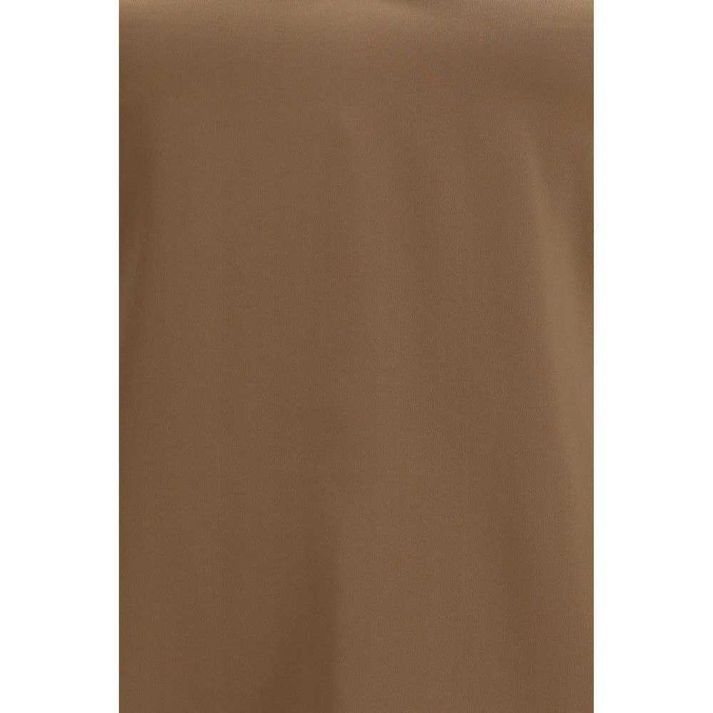 T-Shirt by Brunello Cucinelli for women in silk satin brown features an on trend silhouette, perfectly showcasing a on trend and v-neck neckline for an elevated aesthetic.