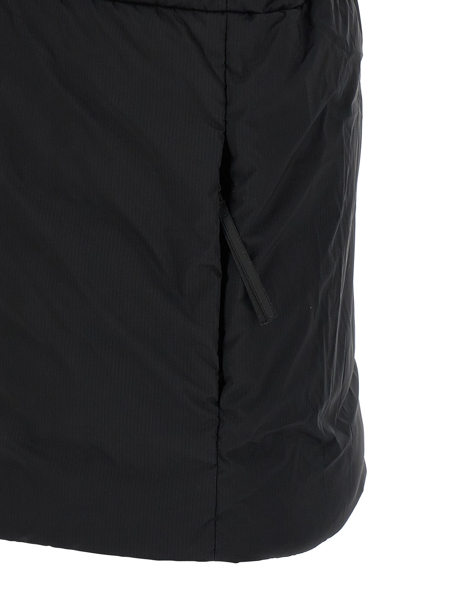 Vest by Canada Goose for men in polyamide black & signature features a stylish silhouette, showcasing distinct pockets and a refined for a truly stylish finish.
