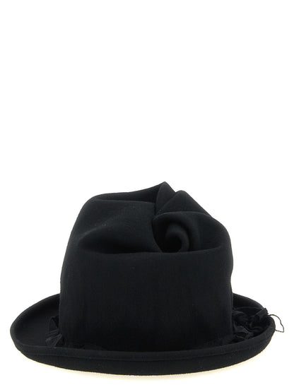 Fedora by Yohji Yamamoto for men in wool black features a timeless silhouette, showcasing the timeless design of the Fedora Play Ribbon Wool collection with a truly timeless finish.