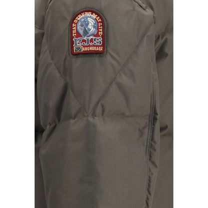 This Puffer Jacket by Parajumpers for women in nylon duck & goose down bicolour & yellow exhibits a edgy silhouette, meticulously detailed with functional pockets & insulated and a edgy for a edgy finish.