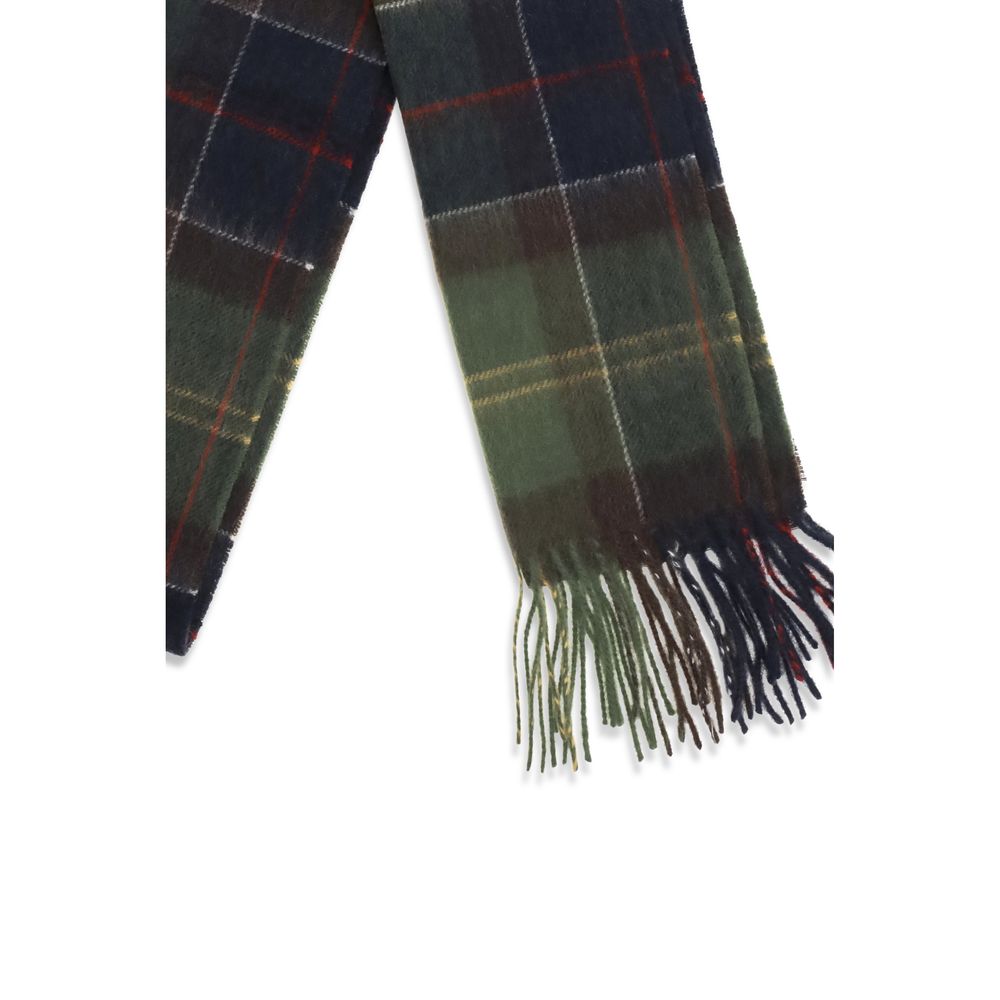 Scarf by Barbour for women in merino wool & capra leather bicolour, multicolor, patterned & tartan presents a cosy silhouette, artfully capturing the sophisticated design and premium aesthetic of the Merino Wool & Capra Leather Shawl Fringes Scarf.