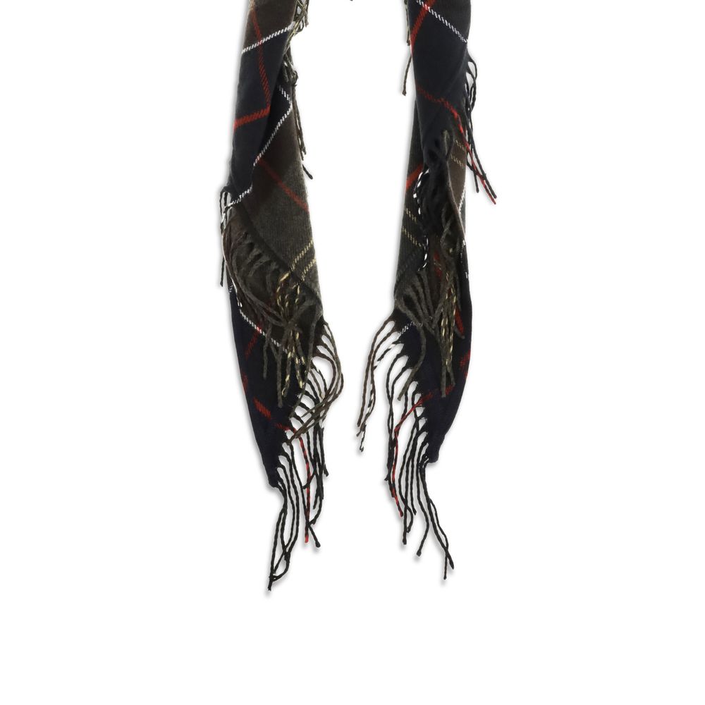 Scarf by Barbour for women in merino wool & capra leather bicolour, multicolor, patterned & tartan presents a cosy silhouette, artfully capturing the sophisticated design and premium aesthetic of the Merino Wool & Capra Leather Shawl Fringes Scarf.