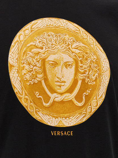 T-Shirt by Versace for men in cotton black, gold & print features an on trend silhouette, perfectly showcasing a on trend and for an elevated aesthetic.