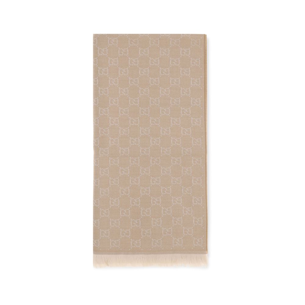 Scarf by Gucci for women in wool beige presents a cosy silhouette, artfully capturing the sophisticated design and premium aesthetic of the Gg Wool Foulard Frayed-Edge Scarf.