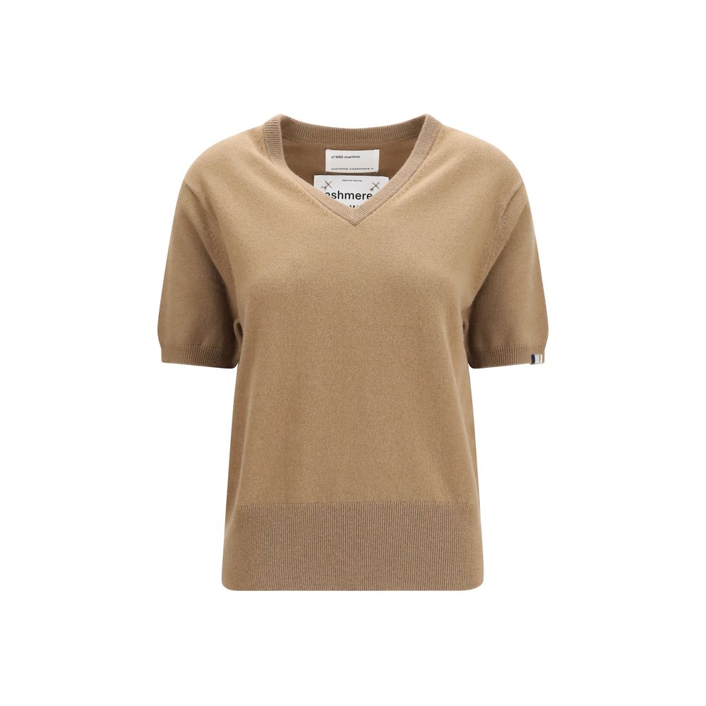 This Sweater by Extreme Cashmere for women in nylon cashmere & capra leather beige presents a understated silhouette, featuring a sophisticated v-neck neckline and short-sleeve for a understated finish.