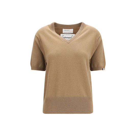 This Sweater by Extreme Cashmere for women in nylon cashmere & capra leather beige presents a understated silhouette, featuring a sophisticated v-neck neckline and short-sleeve for a understated finish.