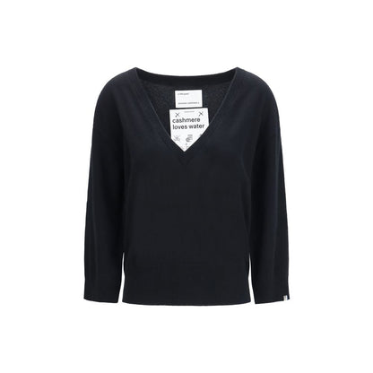 Sweater by Extreme Cashmere for women in cashmere & capra leather black & pearl showcases an masterful silhouette, artfully detailed with a masterful v-neck neckline and three-quarter-sleeve for a sophisticated, premium finish.