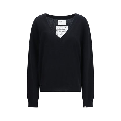 Sweater by Extreme Cashmere for women in cashmere & capra leather black showcases an masterful silhouette, artfully detailed with a masterful v-neck neckline and for a sophisticated, premium finish.